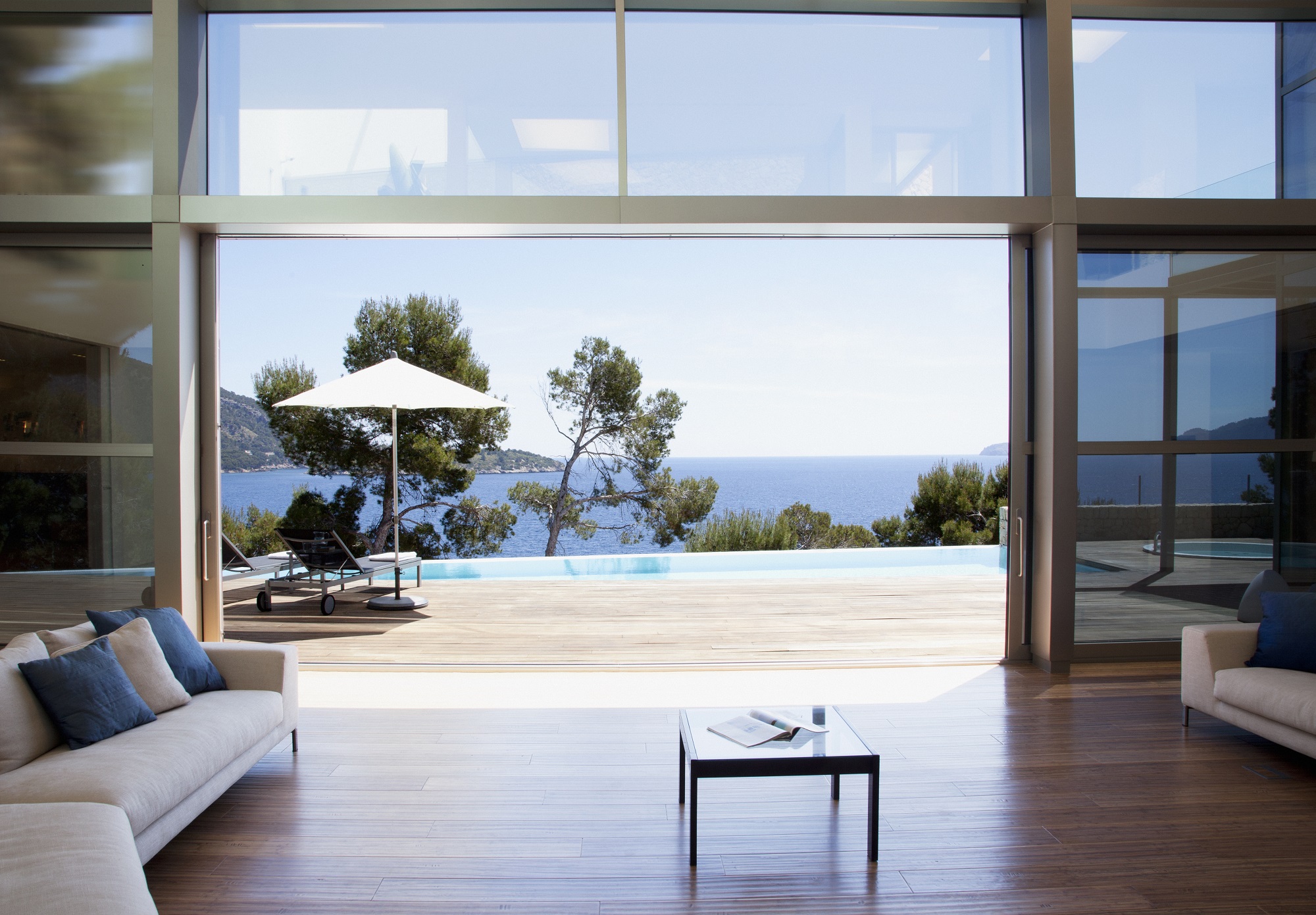 Sofa und Schiebetüren mit Meeresblick in einem modernen Haus
